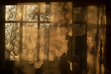 Şafak vakti perdeler. Sabahları pencereler. Perdelerde yumuşak sabah ışığı.