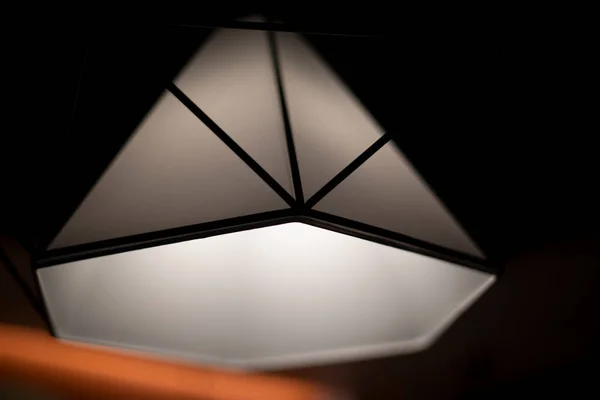 设计师灯 餐厅里的冷灯 天花板下漂亮的灯 — 图库照片