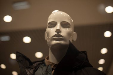 Ceketli bir erkek mankeni. Mağazadaki giysi. Erkek giyim mağazasının vitrini. Modern modanın ayrıntıları. Kış koleksiyonu.