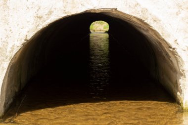 Sulu asansör. Kanalizasyonlu tünel. Karayolu kanalizasyonu.