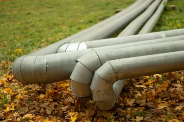 Boruların bükülmesi. Endüstriyel paslanmaz çelik borular. Endüstri detayları. Şehirde su kaynağı var..