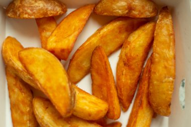 Patateslerin dokusu kırsal. Çipler. Yağlı yiyecekler. Fast food detayları.