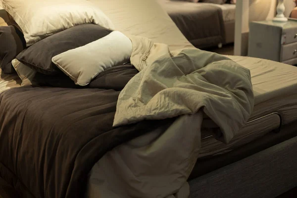 睡觉的床 房间里的卧室 床上的麻布 — 图库照片