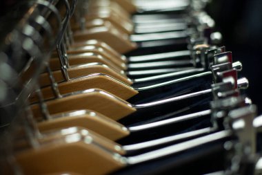 Dükkandaki askılar. Giysiler mağazada satılır. Kot pantolon askısı.