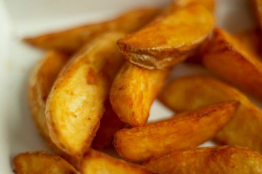 Kızarmış patates. Patatesler köylüdür. Yağlı yemek. Restorandan yemek..