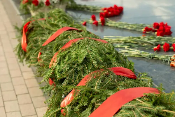 Fichtenkränze Denkmal Rote Bänder Grab Eines Soldaten Symbolische Pflanzen Ort — Stockfoto