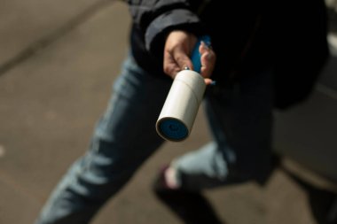 Giysilerden yün çıkarmak için yapıştırıcı bant. Saçımdan giysileri temizlemek için bir araç. Kız elinde bir nesne tutuyor. Şeylerden kir çıkarmak için..