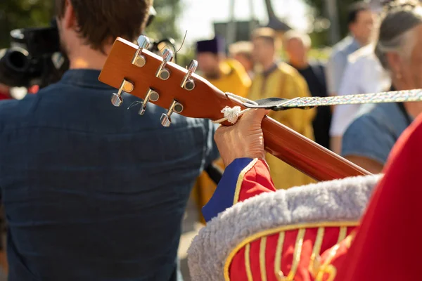의상을 음악가 축제에서 기타를 연주하며 뒤에서 바라본다 연주자의 기타의 러시아의 — 스톡 사진