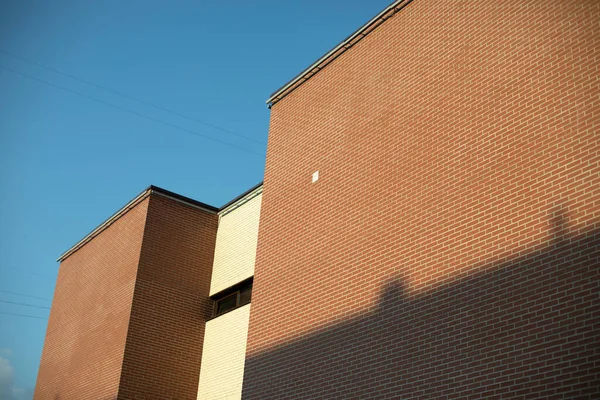 Facciata Dell Edificio Città Sullo Sfondo Cielo Azzurro Chiaro Luce — Foto Stock