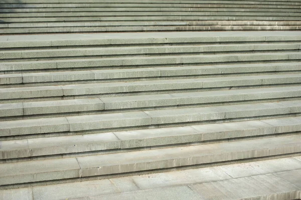 Gri basamakların dokusu, genel plan. Şehirde, Rusya 'da inşaat. Dışarıda ateş ediyorlar..
