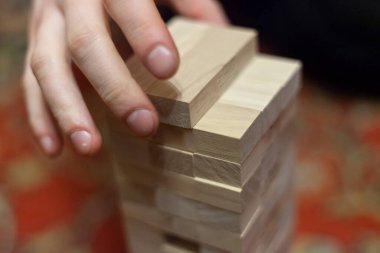 Tahta bloklardan bir kule. Kazanacak ve birden fazla detayı atlamayacak biri. Eğlence şirketi için bir oyun. Hassasiyet ve hassas motor becerilerin gelişimi. Tahta tahtalar birbirinin aynısı..