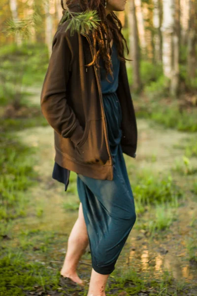 Ormandaki Kız Bataklıkta Yürü Doğadaki Giysiler Modern Modanın Renkleri Ekolojik — Stok fotoğraf