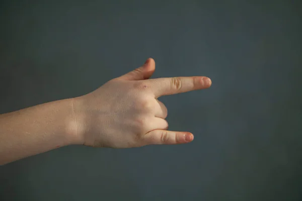 Χέρι Του Παιδιού Δείχνει Χειρονομία Παιδικά Δάχτυλα Χέρι Γκρι Φόντο — Φωτογραφία Αρχείου