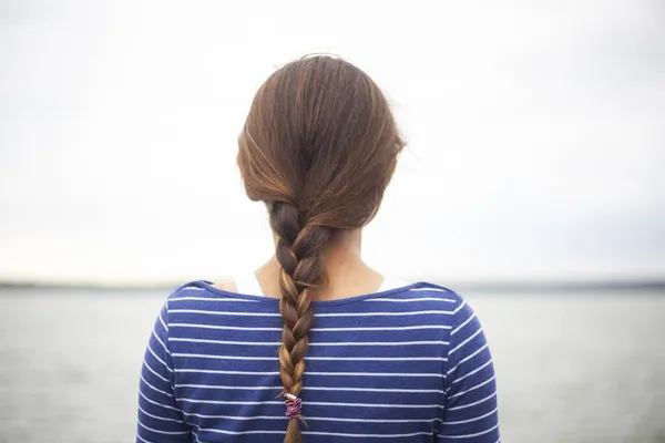 Kız Göle Bakıyor Çizgili Tişört Kadın Denizciyi Bekliyor Skelede Bekliyor — Stok fotoğraf