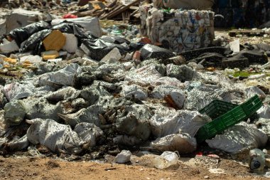 Sineklerle dolu. Hayvan cesetleriyle dolu çantalar. Yasadışı atık boşaltma. Avrupa 'da çöp krizi.