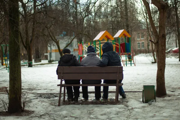 Gente Rusia Invierno Los Ancianos Sientan Banco Los Pensionistas Moscú — Foto de Stock