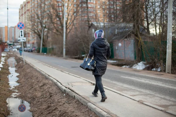 Chica Camina Por Una Zona Peligrosa Durante Día Gueto Rusia — Foto de Stock