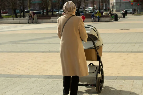 Sokakta Bebek Arabasıyla Gezen Bir Anne Sonbaharda Bebekle Birlikte Yürü - Stok İmaj