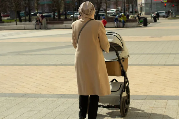 Mutter Mit Kinderwagen Auf Der Straße Gehen Sie Mit Dem Stockbild