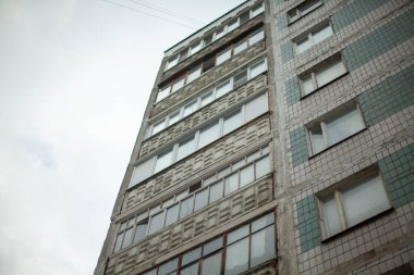 Doğu Avrupa 'da bir bina. Sovyetler Birliği 'ndeki eski mimari. Moskova 'daki konut binası.