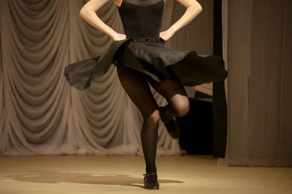 Menina Dança Com Vestido Preto Uma Mulher Mostra Movimento Dança — Fotografia de Stock