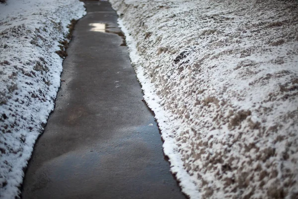 道は雪で覆われている 雪のドリフトの間で狭い道 冬のアスファルト — ストック写真