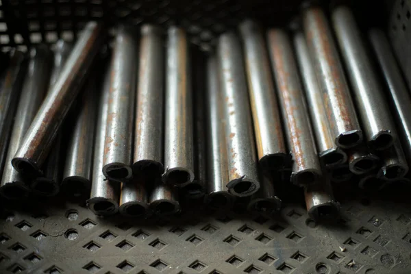 Metalden Yapılmış Borular Kesilmiş Bir Sürü Çelik Tüp Atölyede Kurusıkı — Stok fotoğraf