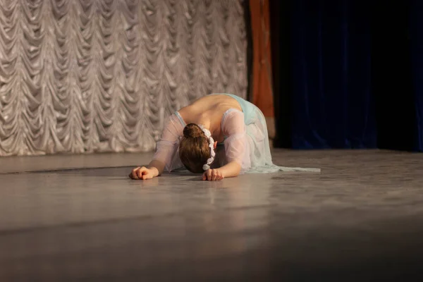 Girl Lies Stage Ballerina Performs Beautiful Movements Dancer Stage Skills — Stock Photo, Image