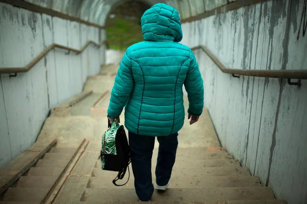 Mujer Baja Las Escaleras Una Mujer Rusia Camina Largo Paso — Foto de Stock