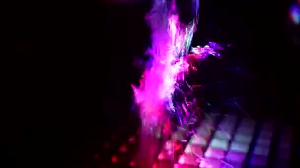 Χρωματιστές Πιτσιλιές Νερού Στο Σκοτάδι Ροή Του Νερού Φωτίζεται Από — Αρχείο Βίντεο