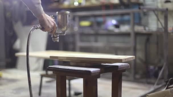 Mann Hält Farbsprüher Über Bord Guy Arbeitet Der Werkstatt Erstellung — Stockvideo