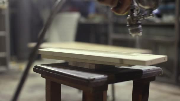 Hombre Sostiene Pulverizador Pintura Sobre Tablero Tipo Trabaja Taller Creación — Vídeos de Stock