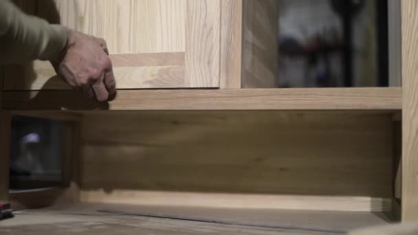 Tischler Versucht Von Tür Tür Guy Stellt Möbel Her Mann — Stockvideo