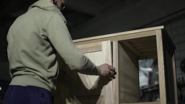 Aplicando Puerta Trabajo Carpenter Estaba Hecho Hombre Hace Muebles Creando — Vídeos de Stock