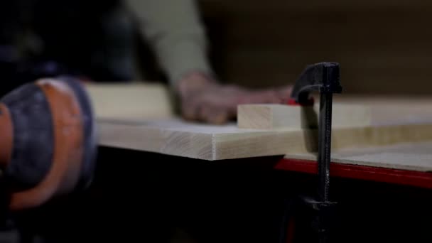 Placa Moagem Carpinteiro Processa Madeira Criação Mobiliário Homem Trabalha Com — Vídeo de Stock