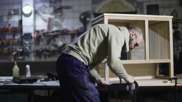 Schleifkante Der Platte Der Meister Verarbeitet Holz Schaffung Von Möbeln — Stockvideo