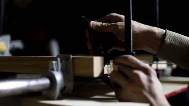 夹住板子 木工车间的工作详情 黑暗的房间创建项目 家具制造 — 图库视频影像