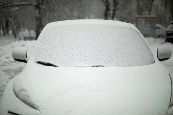 Samochód Jest Śniegu Lodowe Pojazdy Zimą Parkingu Ten Samochód Jest — Zdjęcie stockowe
