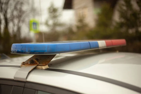 警察在车上放屁 警车的细节 车顶上的蓝色及红色信号 — 图库照片