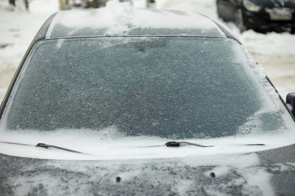 Samochód Jest Śniegu Parkingu Lodowaty Samochód Transport Zimą Parking Opadach — Zdjęcie stockowe