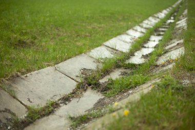Su kanalizasyonu için hendek. Yağmurdaki suyu boşaltmak için drenaj. Beton Kanalı.