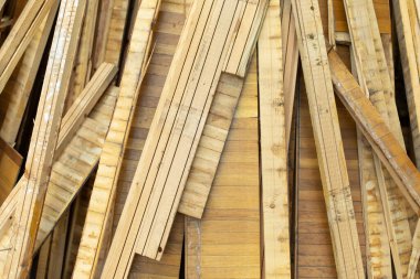 Kırık parke. Tamir üstüne israf. Zeminden tahtalar. Caddede inşaat enkazı var. Parke tahtasının değiştirilmesi.