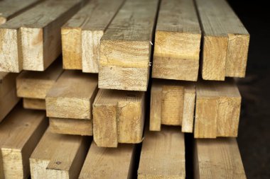 Testere tahtaları. İnşaat malzemesi. Budanmış ahşap detayları. Kirişler yığın halinde yatıyor.