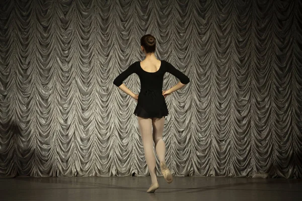 Ballerine Sur Scène Cours Danse Une Écolière Fait Gymnastique Fille — Photo