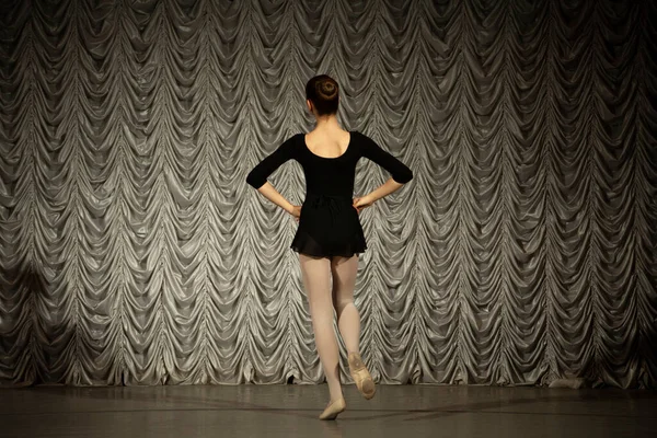 Bailarina Palco Lição Dança Estudante Realiza Ginástica Menina Vestido Preto — Fotografia de Stock