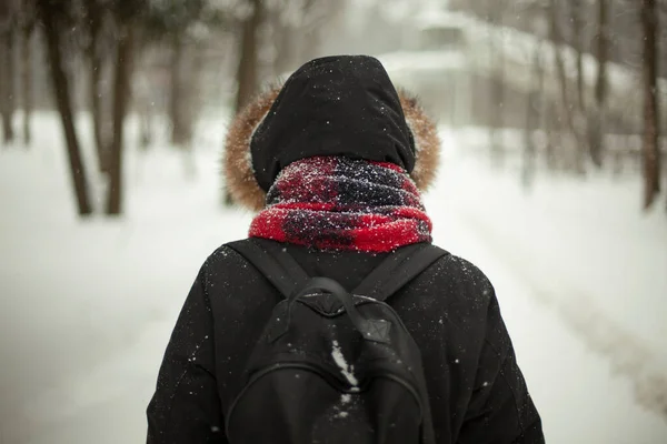 Kış Giysileri Kapüşonlu Bir Kız Sokakta Eşarplı Bir Adam Siyah — Stok fotoğraf