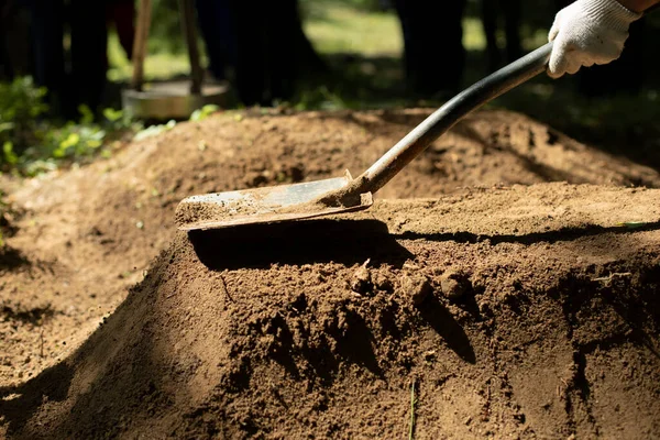 Νεκροθάφτης Χτυπά Άσχημα Φτυάρι Και Χώμα Άνθρωπος Σκάβει Έδαφος Άμμος — Φωτογραφία Αρχείου