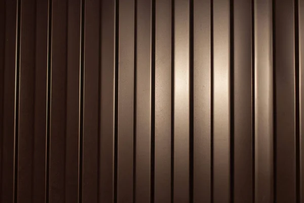 鉄柵の質感 プロフィールシートは茶色です フェンスの詳細 太陽の下でのぼやけた背景 — ストック写真