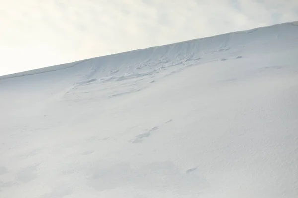 Schneehang Gegen Himmel Schneelawinen Auf Dem Bergrücken Winterwetter Weiße Wüste — Stockfoto