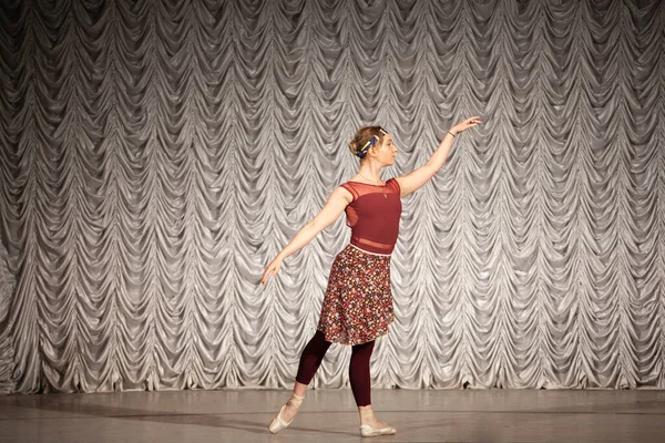 Las Chicas Bailan Escenario Bailarina Realiza Danza Estudiante Muestra Habilidad — Foto de Stock